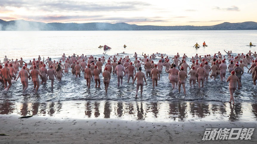 裸泳共有2000人參與。互聯網圖片