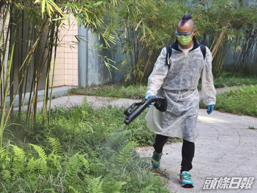 任職地勤兼任足球教練的李詩聰,因放無薪假在滅蟲公司兼職多時。 林家希攝