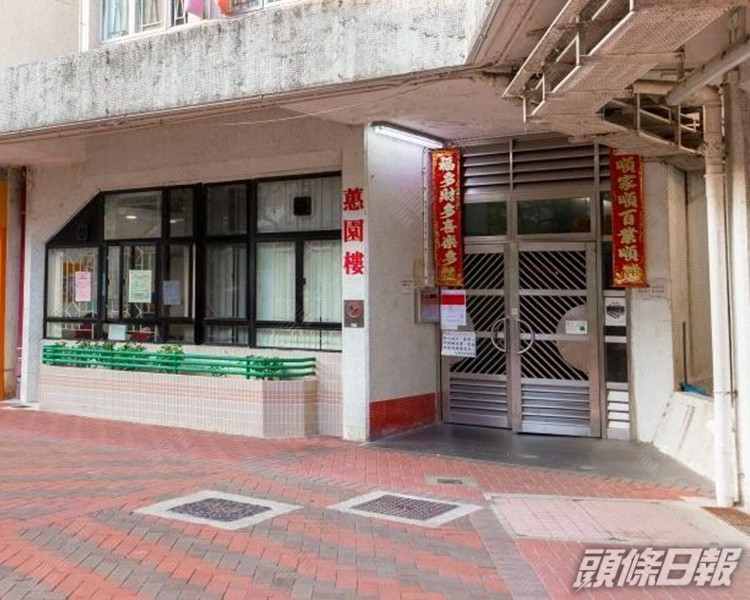 男子被發現倒臥在蕙園樓平台。網圖