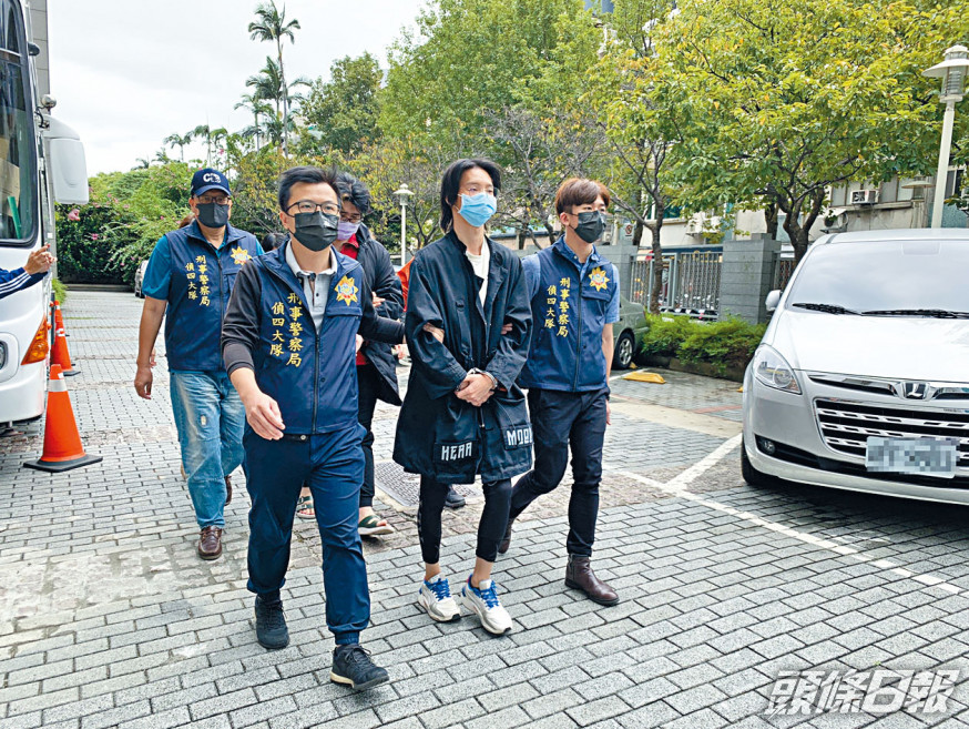 台灣網紅「小玉」被警方帶走調查。