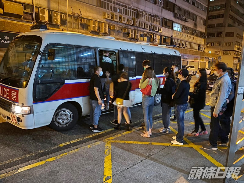 警方昨晚於紅磡搗破一間懷疑無牌酒吧,拘捕22人,包括一名男負責人。警方圖片