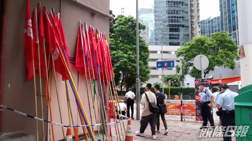 北角路邊鐵欄上的多枝國旗區旗周日(2日)遭人破壞。資料圖片