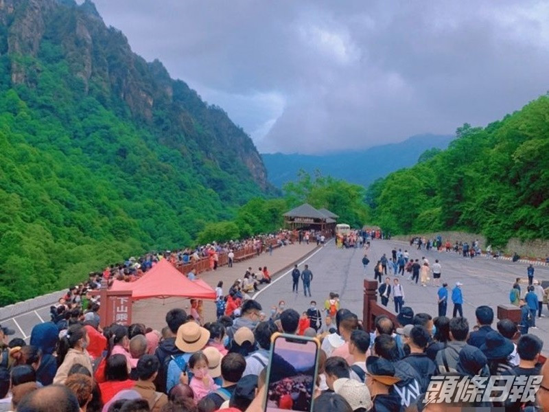 事故發生後大批旅客滯留在太白山景區無法下山。網圖