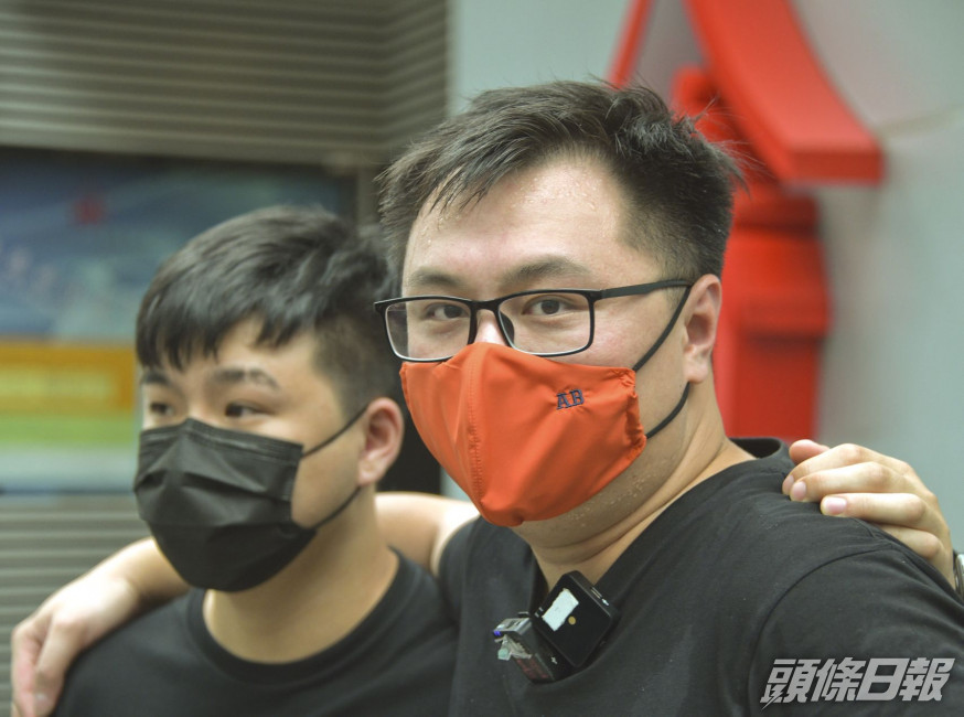 王百羽(右)辭任區議員。資料圖片