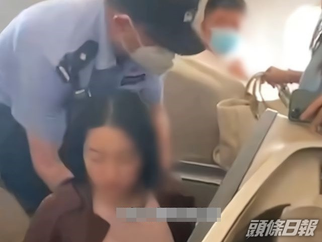 民警押女子下機。網圖