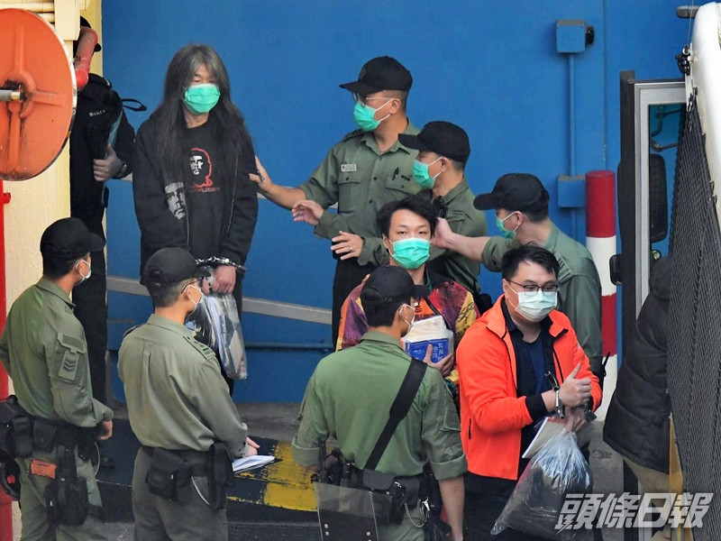 被告岑子杰(中)及梁國雄(左)。