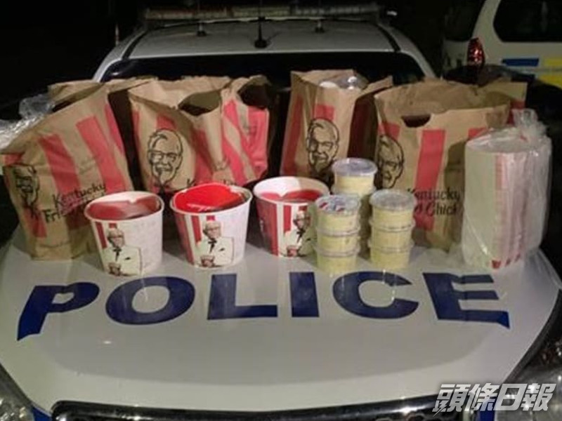 當地警方展示撿獲的快餐食品。紐西蘭警方圖片
