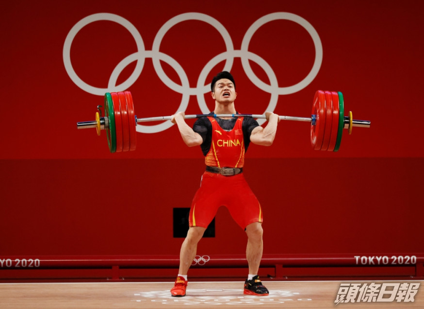 石智勇在舉重男子七十三公斤級打破世界紀錄輕鬆摘金。