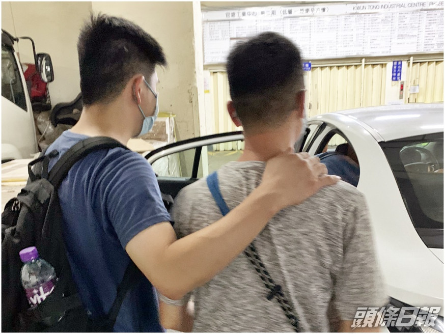被捕男子(右)。