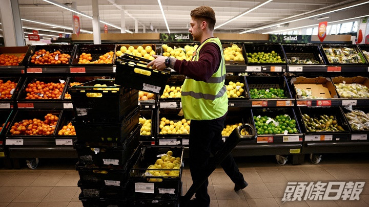 食品價格上漲，導致英國7月份通脹率創40年新高。路透社資料圖片