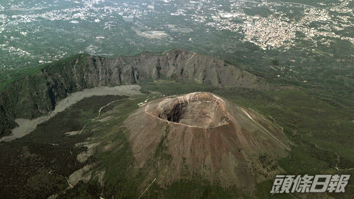 一名美國遊客在意大利維蘇威火山自拍時失足墮進人山口幸而獲救。iStock資料圖片