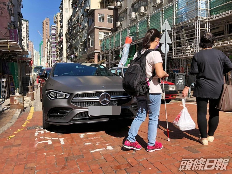 網民批評,有自私司機違泊於行人過路處,阻擋視障人士的去路。Facebook「- KEVIN CHENG PHOTOGRAPHY-」圖片
