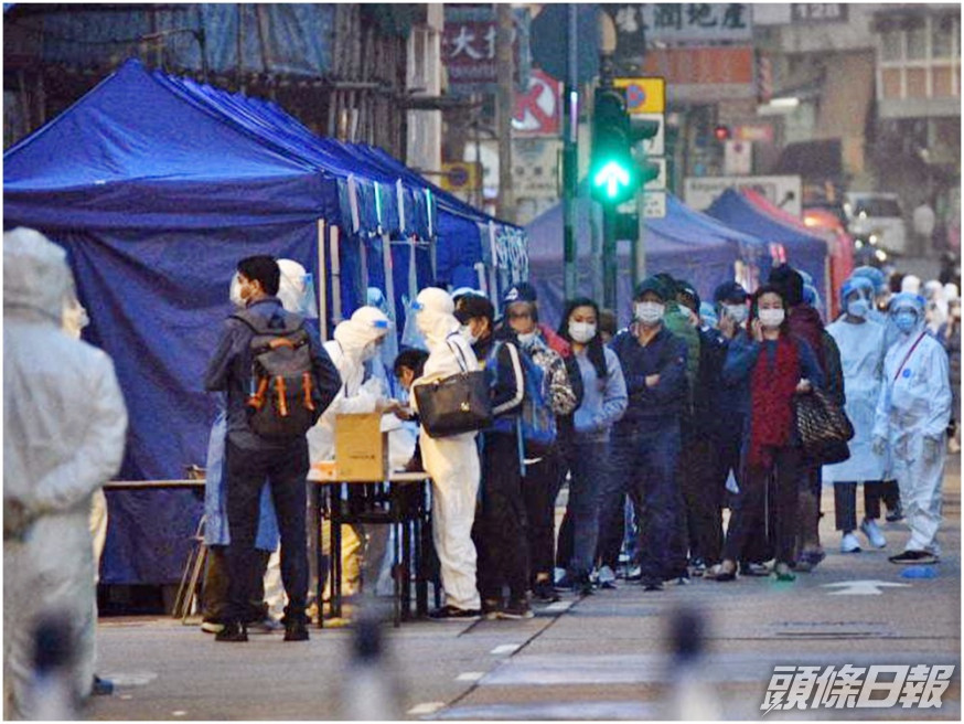 市民陸續前往檢測站排隊接受採樣。