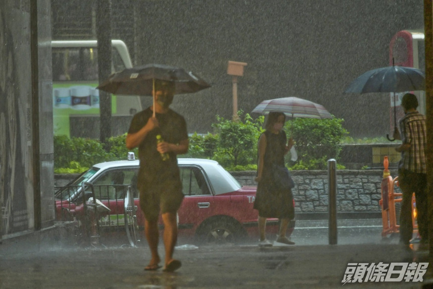 網民首日上班遇黑雨,屢次致電人事部代表卻被拒接,結果被怪罪曠工而拒聘。示意圖片