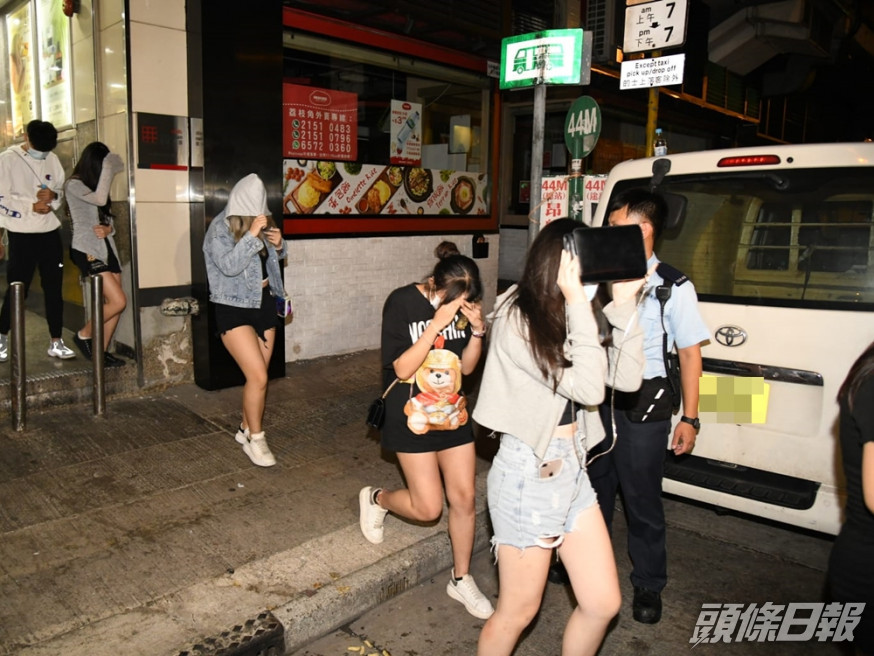 警方於深水埗搗無牌吧賭檔,拘92名男女。