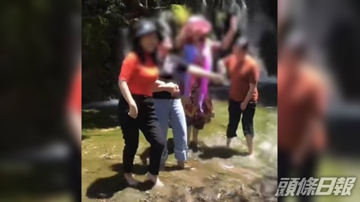 四名大媽脫鞋進入九寨溝瀑布嬉水，遭到行政處罰。網上圖片