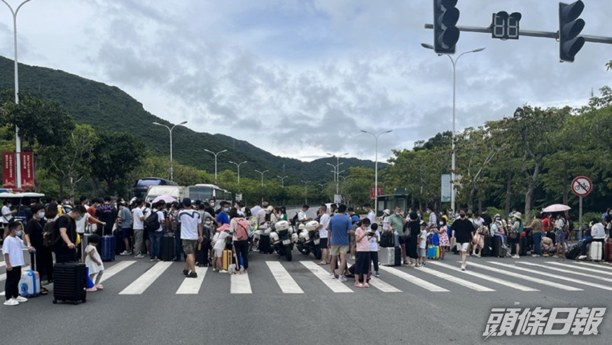 網上瘋傳大批遊客擠滿前往機場的馬路。網圖