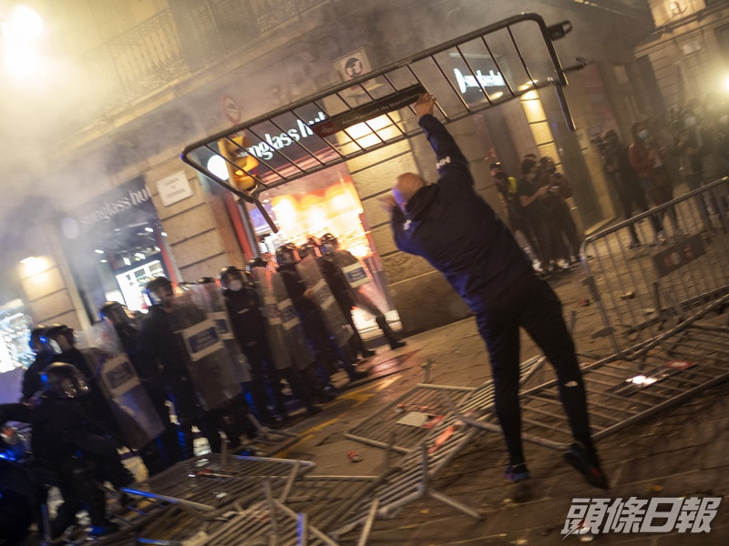 部分示威者與防暴警察爆發激烈衝突。AP