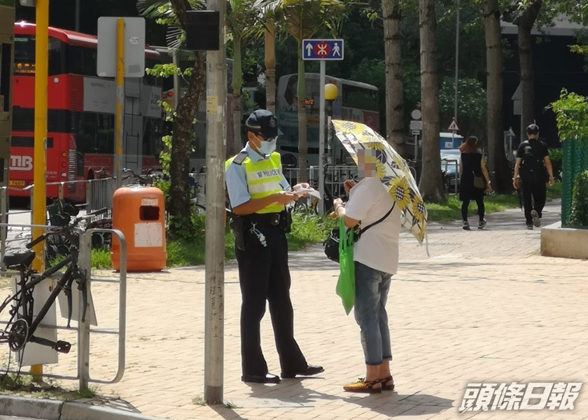 警方新界北總區一連兩天進行執法行動,打擊行人違規過馬路。