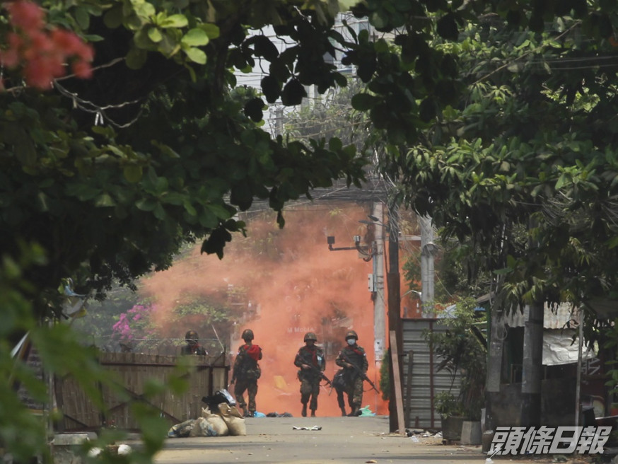 消息指泰國軍方要求大部分人回國。AP圖片