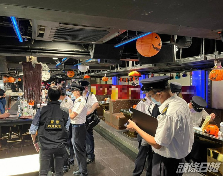 中區警區牌照組人員聯同食環署人員昨晚巡查蘭桂坊一帶多間食肆及酒吧。警方圖片