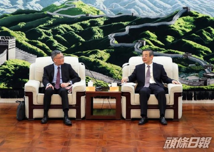 最高人民法院院長周強在北京會見了香港終院首席法官張舉能。網上圖片