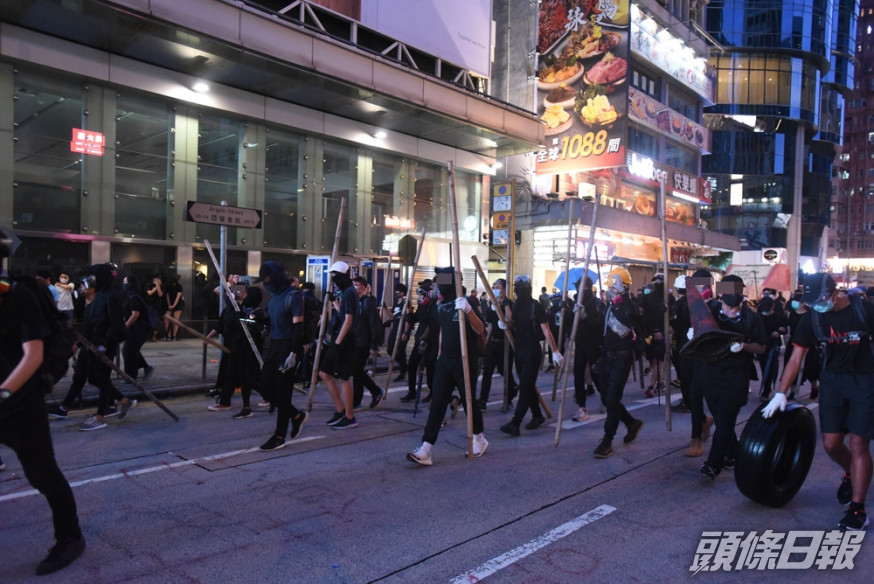 去年10月5日,多區爆發反《禁蒙面法》示威。 資料圖片