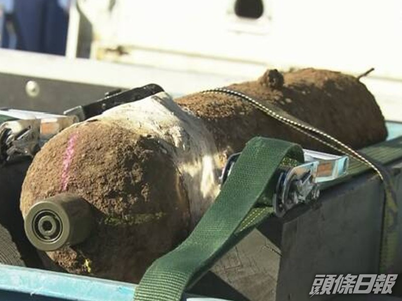 陸上自衞隊人員順利完成引線拆除,移除彈體。NHK截圖