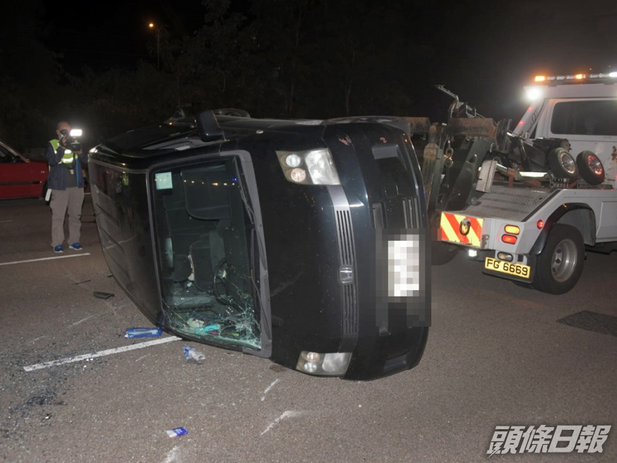 當晚吐露港一輛私家車遭追撞翻側。資料圖片