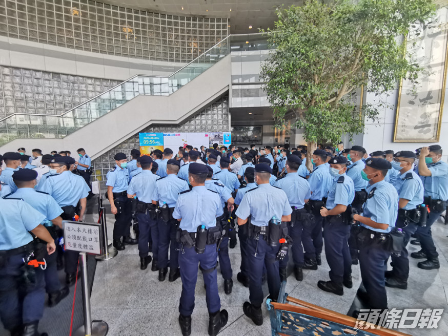 大批警員去年到壹傳媒大樓進行大搜查及檢走多箱證物。資料圖片