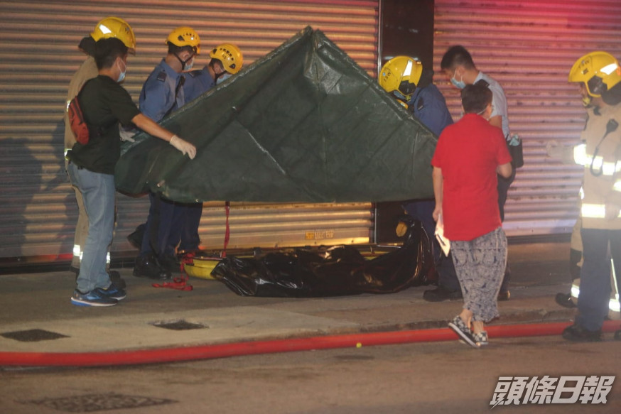 消防將火撲滅後,架起升降台將死者屍體運回地面。