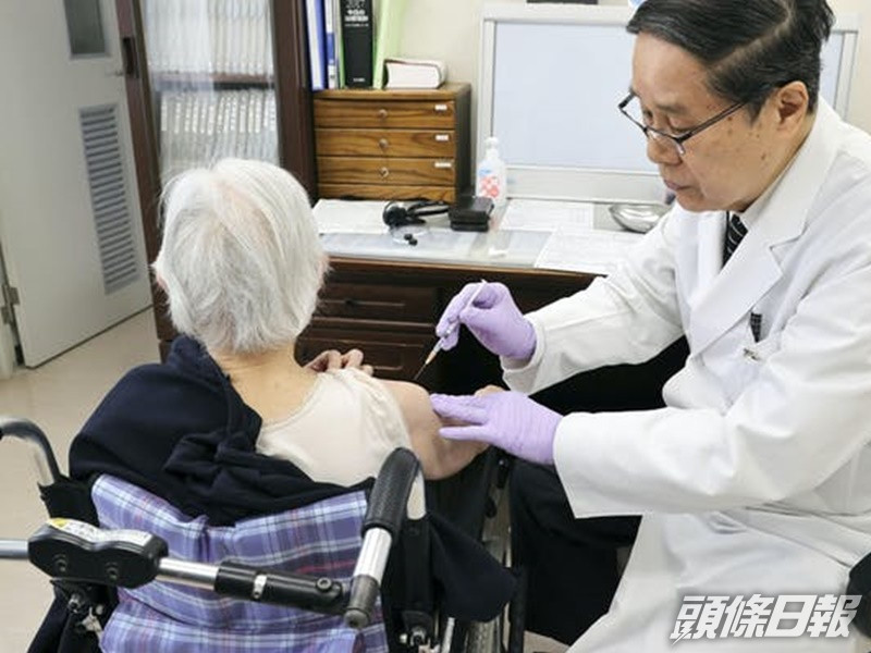 日本正為長者進行疫苗注射計畫。AP資料圖片