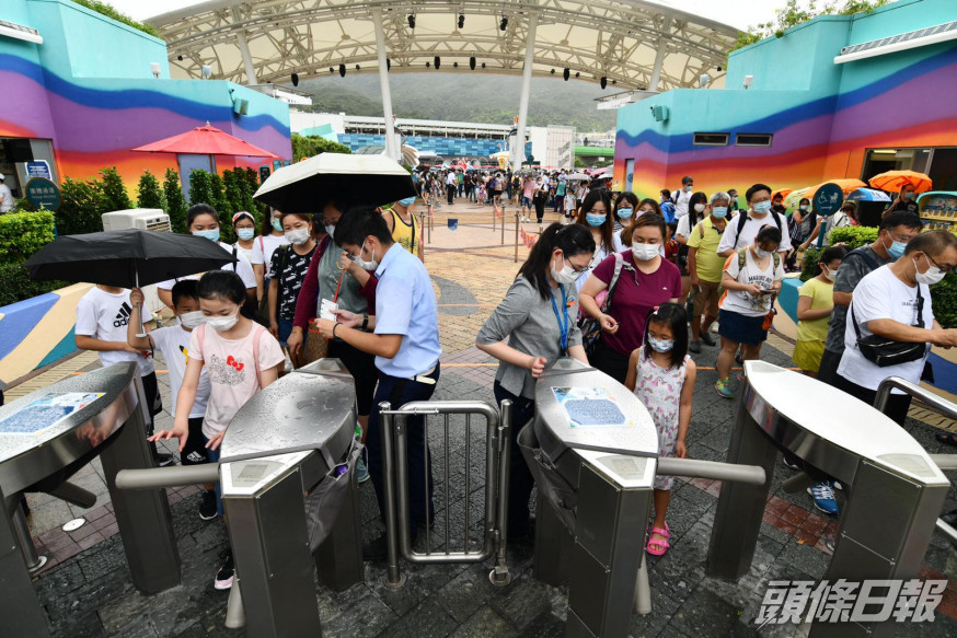 海洋公園恢復營運,預約市民排隊入場。