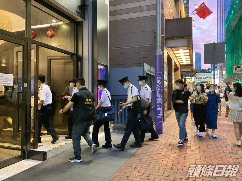 尖沙嘴分區雜項調查隊人員聯同食物環境衞生署人員,昨晚巡查區內食肆及酒吧。警方圖片