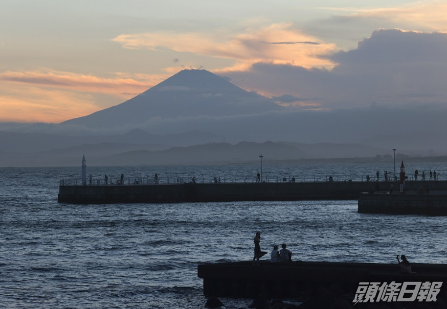 富士山昨日下了今年第一道雪。REUTERS