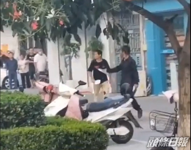 2名疑犯其後被制服。網上截圖