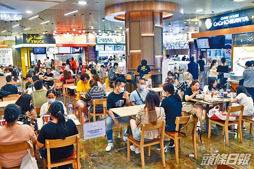 不少市民趁假期外出用餐。