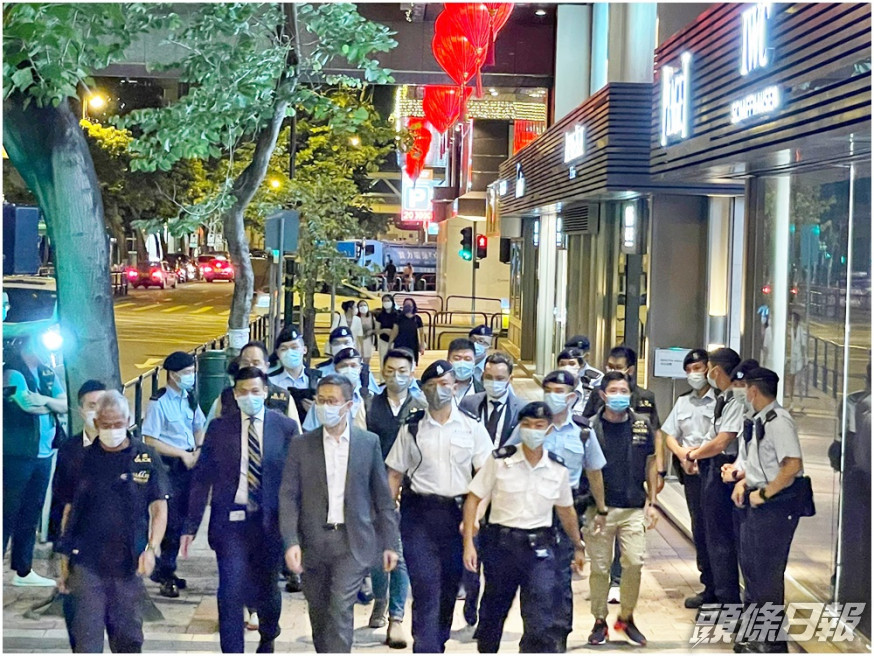 警隊「一哥」蕭澤頤(前排灰西裝)親自督師反罪惡,掃蕩黑幫操控場所。