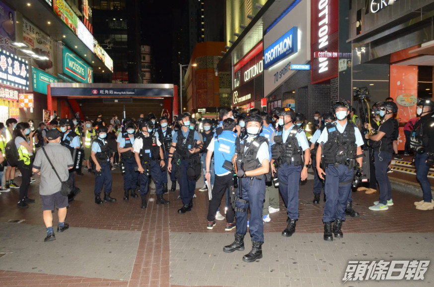 警員聚集旺角地鐵站外。