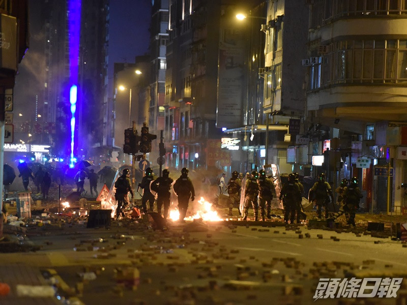 當晚有大批示威者在尖東、紅磡及佐敦等地做包圍。資料圖片