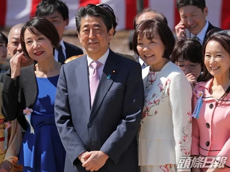 安倍主辦的「賞櫻會」前夜宴會時涉嫌違規使用政治資金,再次引起關注。ap資料圖片