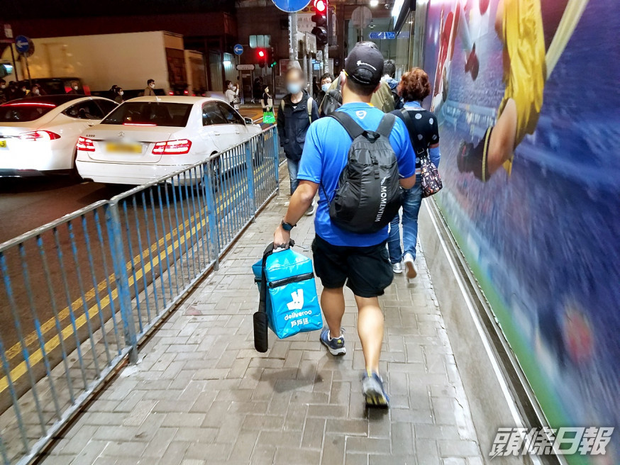 任職航空地勤的Victor(化名)去年放無薪假後開始兼職外賣,近期改在觀塘當「步兵」送餐。林樂軒攝