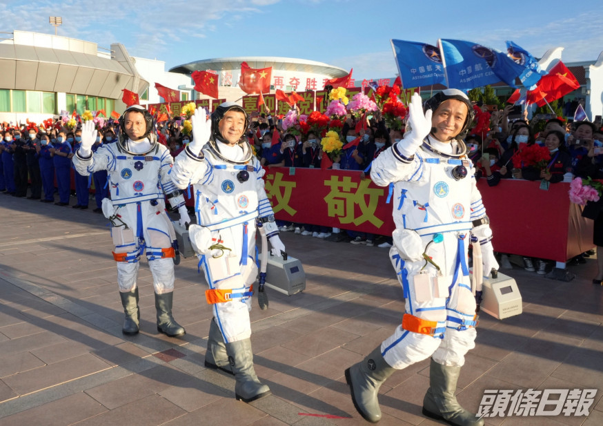 神舟十二號三名太空人湯洪波(左)、劉伯明(中)、聶海勝(右)出發。新華社
