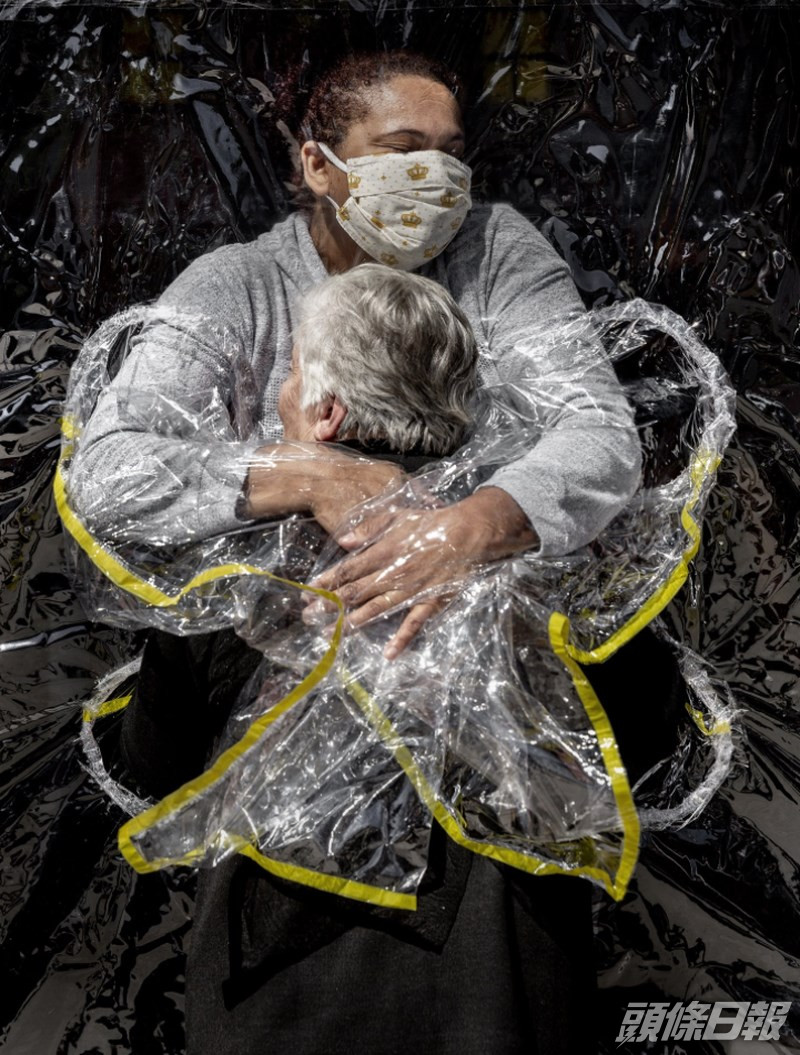 「第一個擁抱」紀錄了疫情下的艱難。World Press Photo圖片