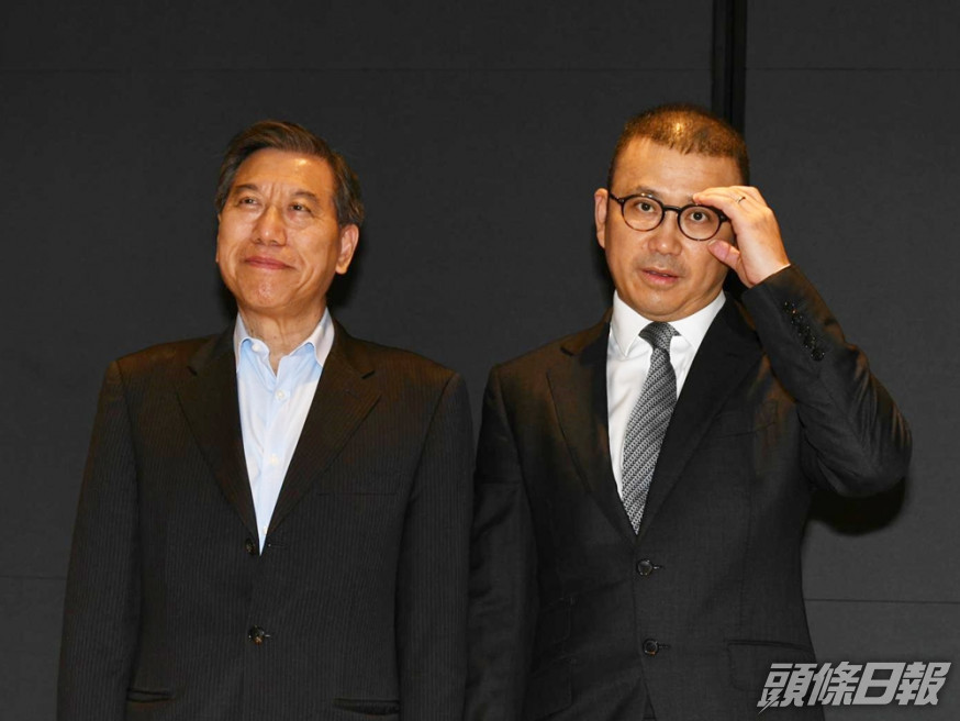 電視廣播行政總裁李寶安(左)及TVB主席許濤(右)。