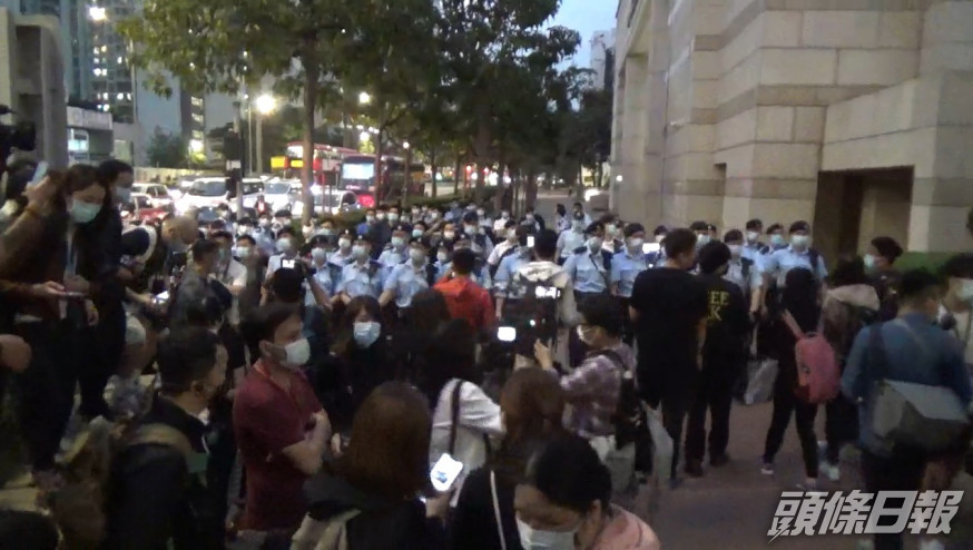 警員驅趕法院外人群。黃文威攝