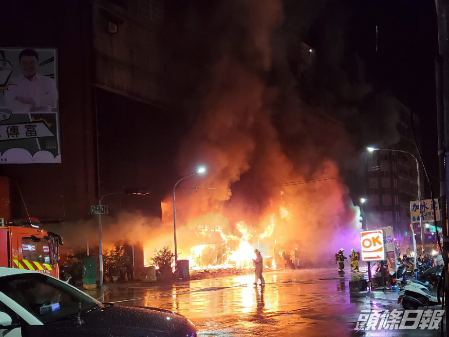 高雄一幢商住大樓發生火警,現場陷入一片火海。(「高雄大小事」Facebook專頁)