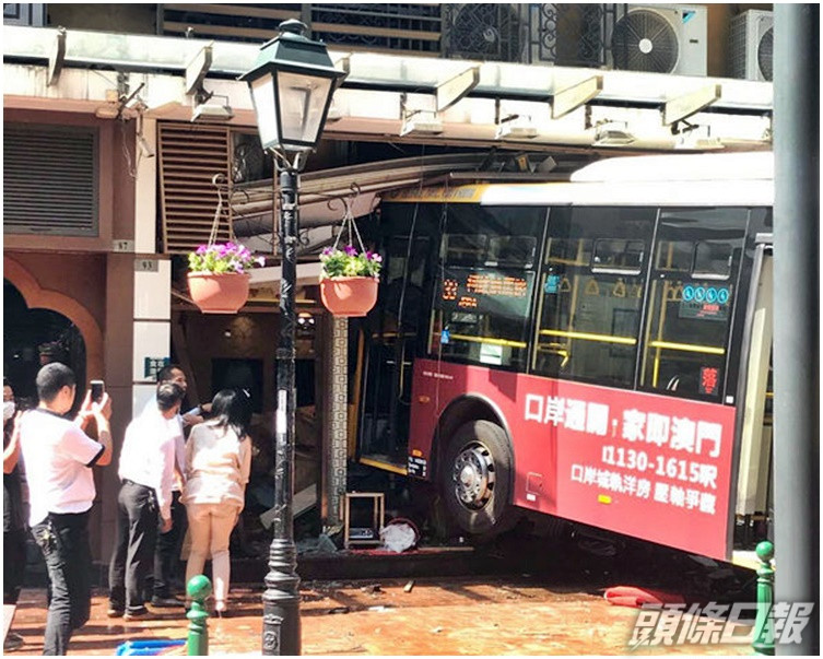 澳門巴士衝入氹仔食肆7傷疑機件失靈 頭條日報
