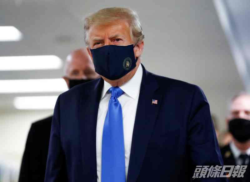 特朗普戴的口罩左下角縫上金色的總統標誌。AP