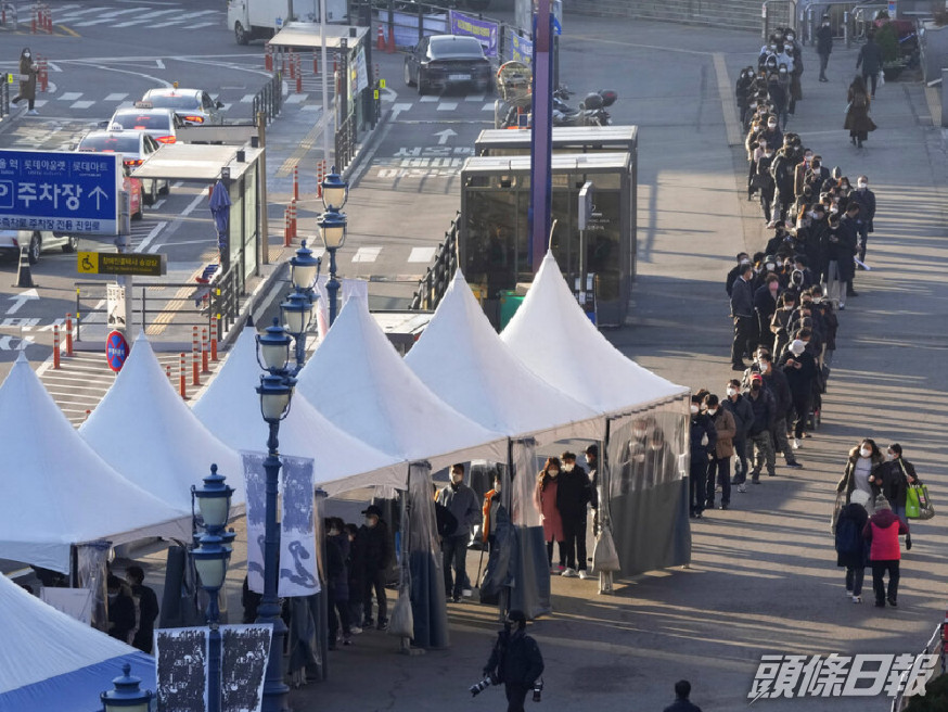 南韓疫情燃燒，首爾有大批民眾排隊等候檢測。（美聯社）